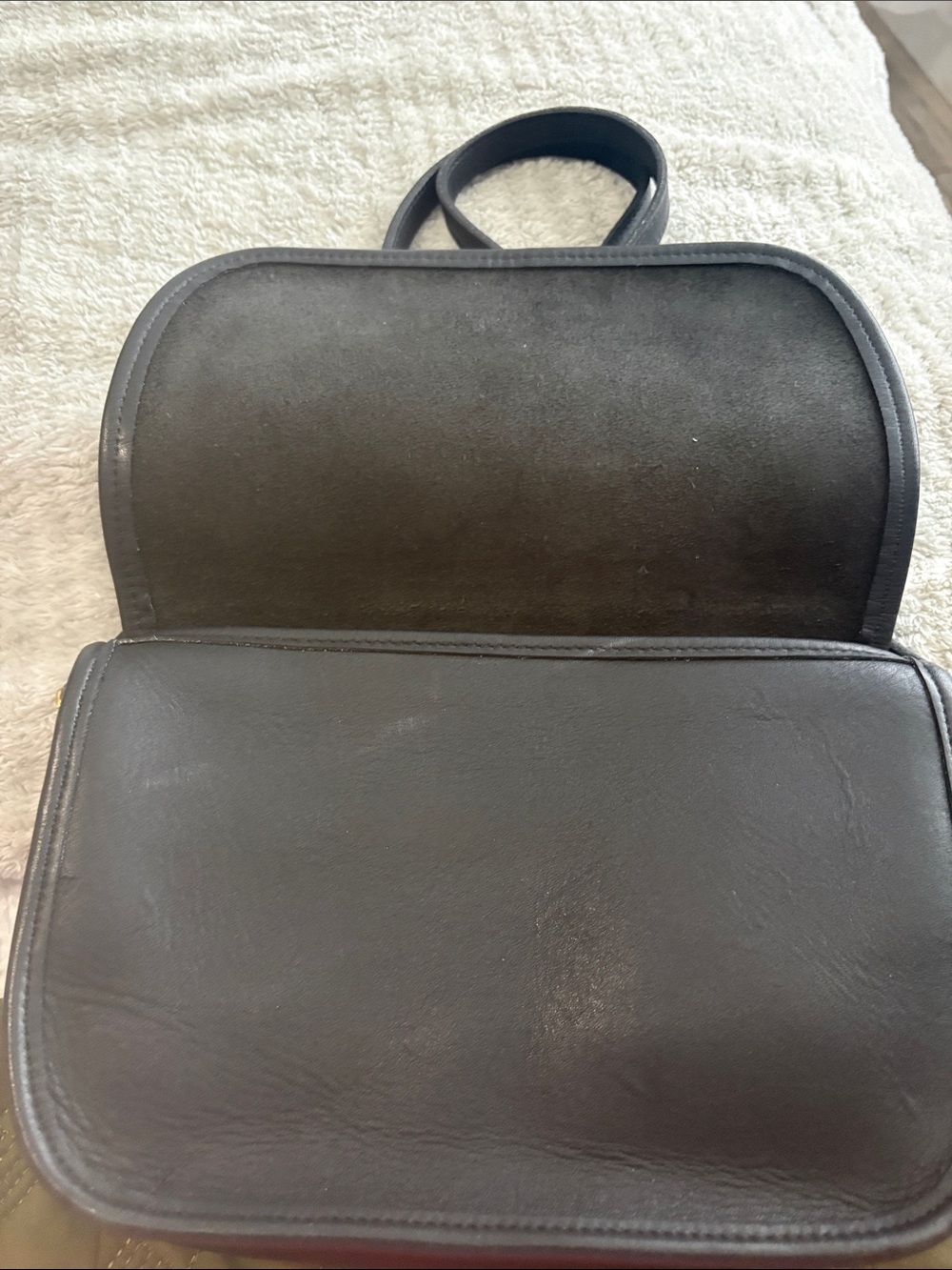 Classic Black Leather Crossbody Shoulder Bag - Picture 2 of 11
